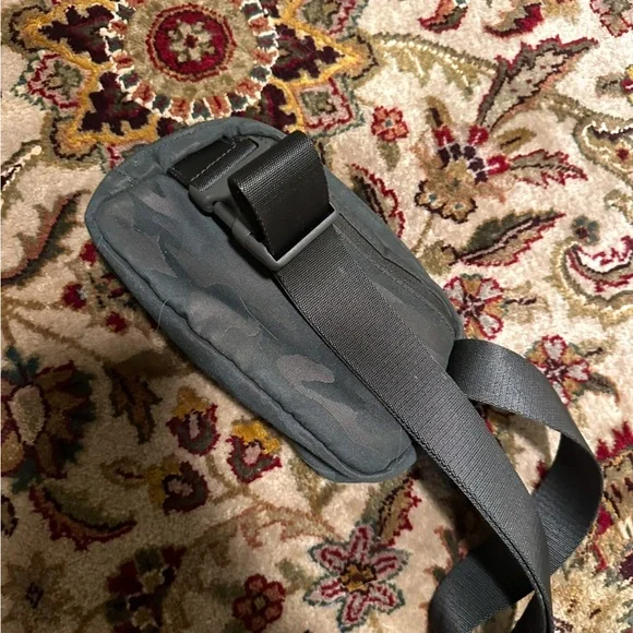 lululemon athletica Camouflage Crossbody Bag - Picture 4 of 8